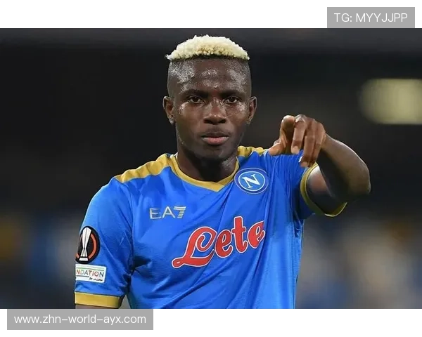 奥斯梅恩背身回做后冲刺抢点破门，那不勒斯前场火力轰鸣